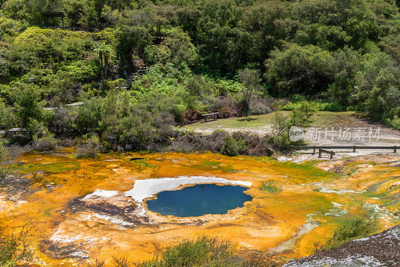 Orakei Korako地热公园和洞穴隐藏山谷，陶波，新西兰